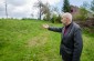 Jan J., nacido en 1930, señala el antiguo cementerio judío en Jawornik Polski, donde tuvo lugar un fusilamiento de 5-6 judíos de la familia Sierota durante la guerra. No hay conmemoración en el lugar, ni siquiera un rastro del cementerio. ©Piotr Malec/Yah