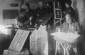 Hombres judíos fabricando carteles en un taller del gueto de Glubokoye. © United States Holocaust Memorial Museum, cortesía de Karl Katz