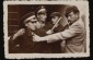 1942. La policía judía en el gueto de Kolbuszowa se ve obligada a posar con fines propagandísticos para mostrar cómo los judíos se golpean unos a otros. En la foto, de izquierda a derecha, están Izak Silber, Mendel Bilfeld, Nachum Leibowicz y Efraim Brodt