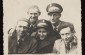 Retrato grupal de policías judíos en el gueto de Kolbuszowa.  En la foto, sentados de izquierda a derecha: Mendel Dreingel, Izak Silber y Efraim Brodt; de pie son: Jozek Lampel y Mendel Bilfeld. © USHMM, cortesía de Norman Salsitz