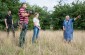 A witness and the Yahad team during the investigation in the Jewish cemetery in Bobrowniki. @Les Kasyanov/Yahad - In Unum