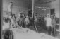 Los trabajadores posan en un taller de carpintería subsidiado por la Sociedad de la ciudad para ayudar a los judíos pobres y enfermos, y el Comité de Distribución Conjunta Judía Americana, 1929 © De los archivos del Instituto YIVO para la Investigación