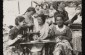 1939. Un grupo de niñas judías asisten a una clase de costura en Kolbuszowa.  Sentados de izquierda a derecha están Wiesenfeld, una niña polaca, y Genia Nussbaum. De pie a la derecha está el maestro. © USHMM, cortesía de Norman Salsitz