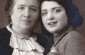 Rachel Fidelholtz con su hija Dina. Sus padres perecieron en Glubokie en 1943. Ella sobrevivió y fue enfermera de los partisanos. Su hija fue escondida por la familia no judía Lachovitz. © De los archivos personales de Gila Neiman, hija de Dina