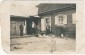 Un médico judío, Hermanas Šumacheris (de pie en el centro), con lugareños en el casco antiguo de Anykščiai. ©A. Granero Baranauskas y Casa-Museo Memorial A. Vienuolis-Žukauskas